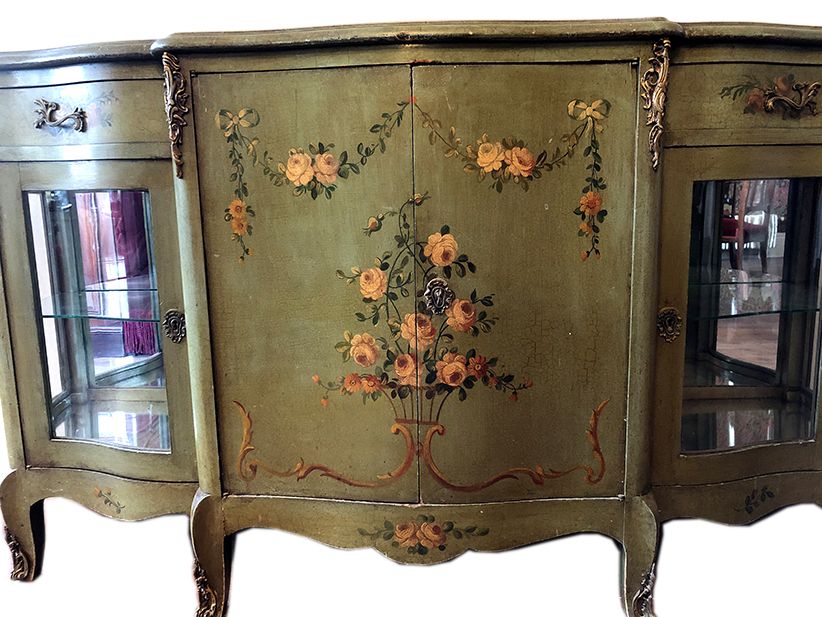 An eventful Venetian-style line, green laqué wood decorated with flowers