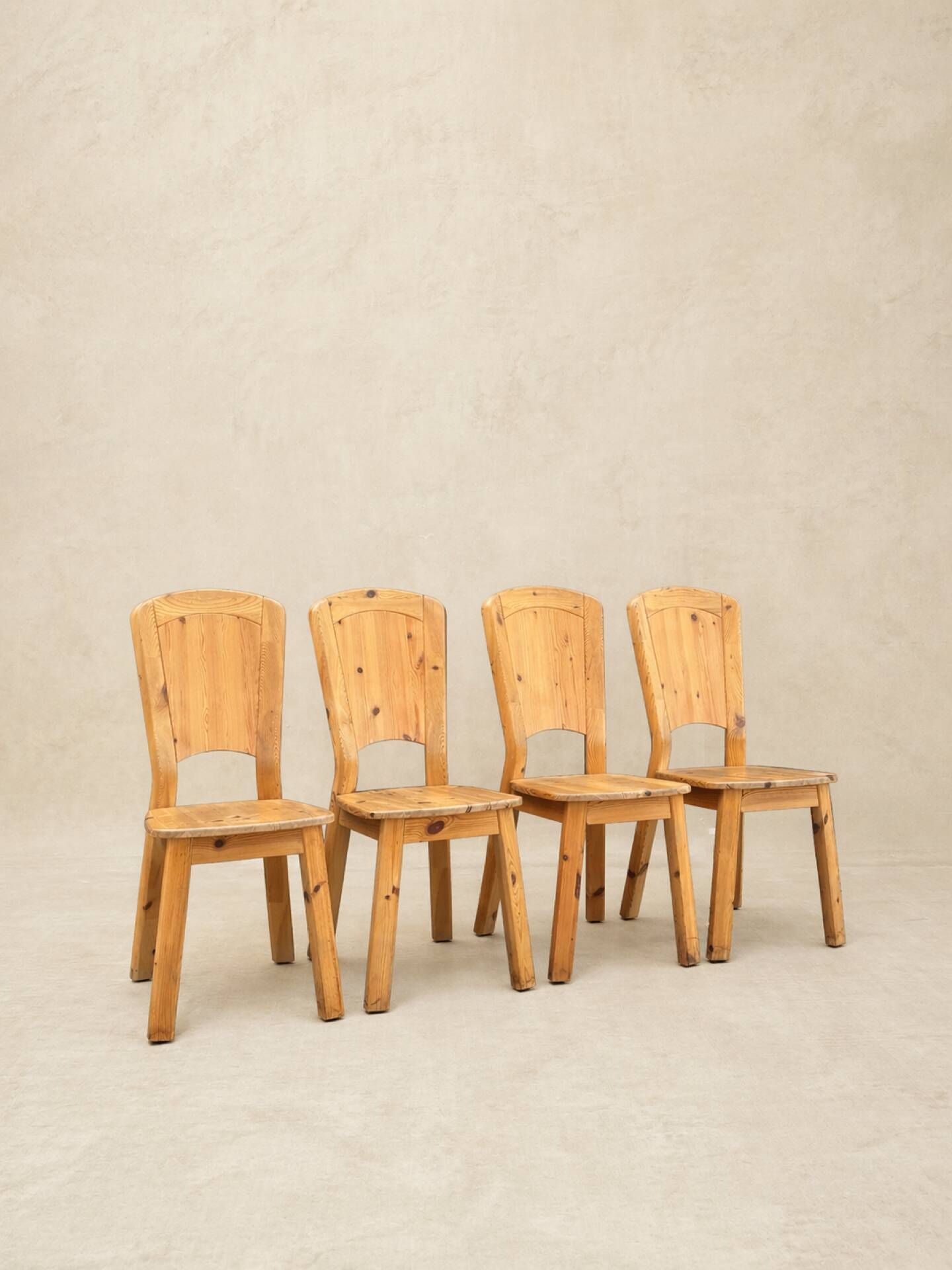 Ensemble de 4 chaises vintage en pin massif