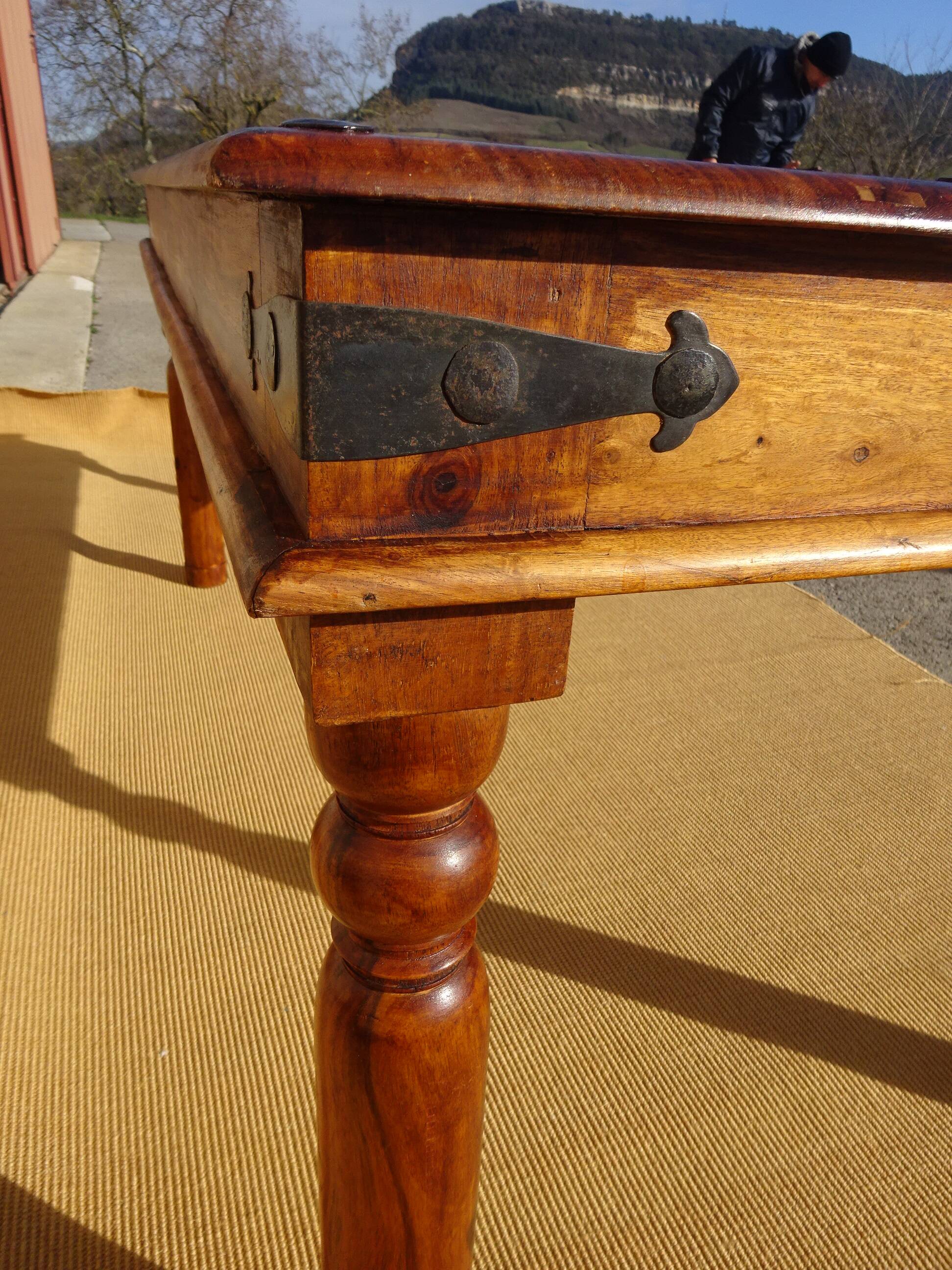 Table en bois exotique, 6/8 personnes