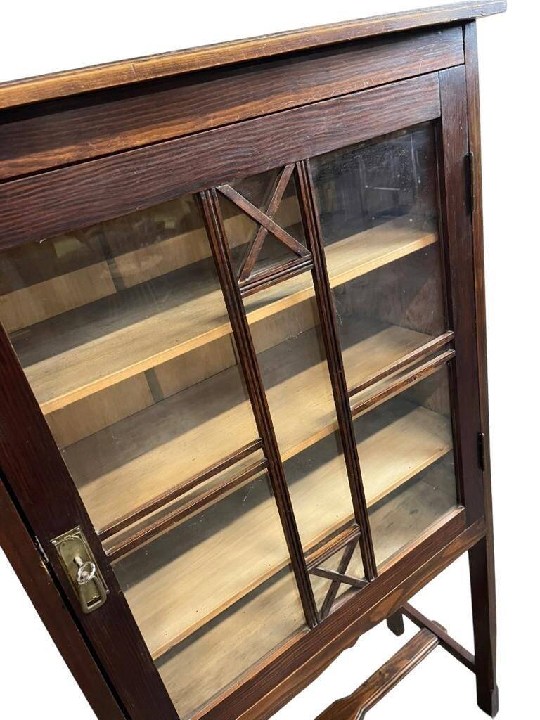 Vitrine vintage en bois sur pieds / étagère