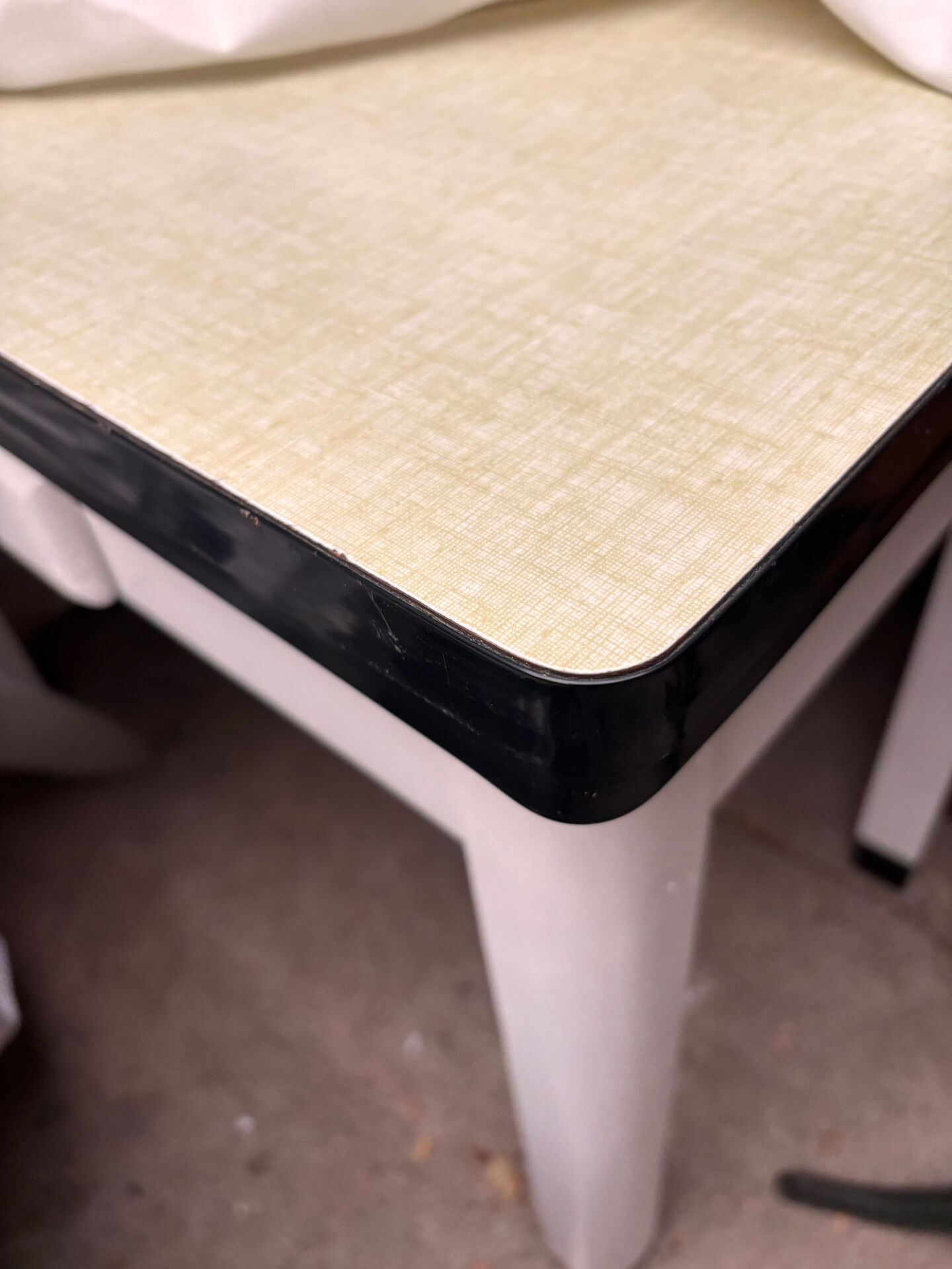 Extensible Formica table
