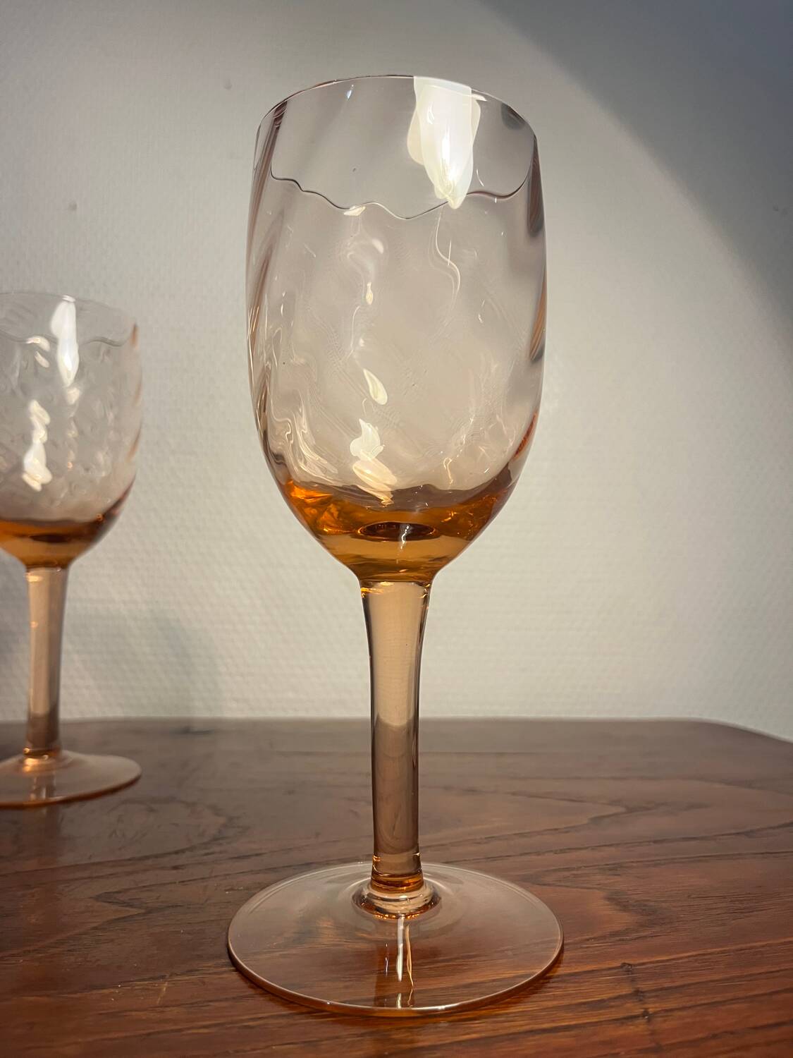Rosaline-colored stemmed glasses – Wavy style, very elegant