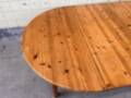 Table à manger ronde extensible en pin par Furusnickarn AB