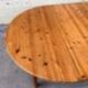 Table à manger ronde extensible en pin par Furusnickarn AB