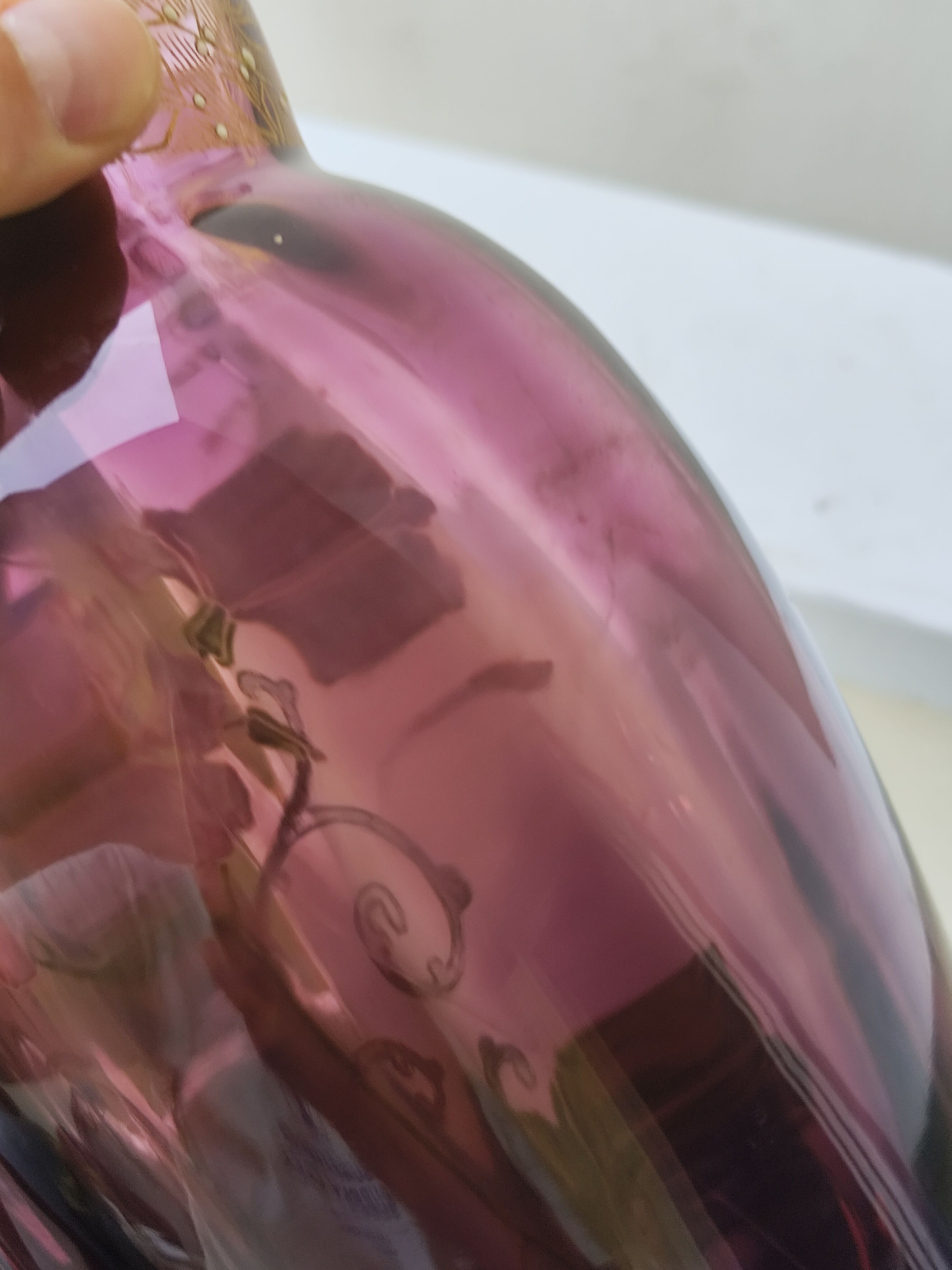 Vase en verre violet émaillé fleurs legras