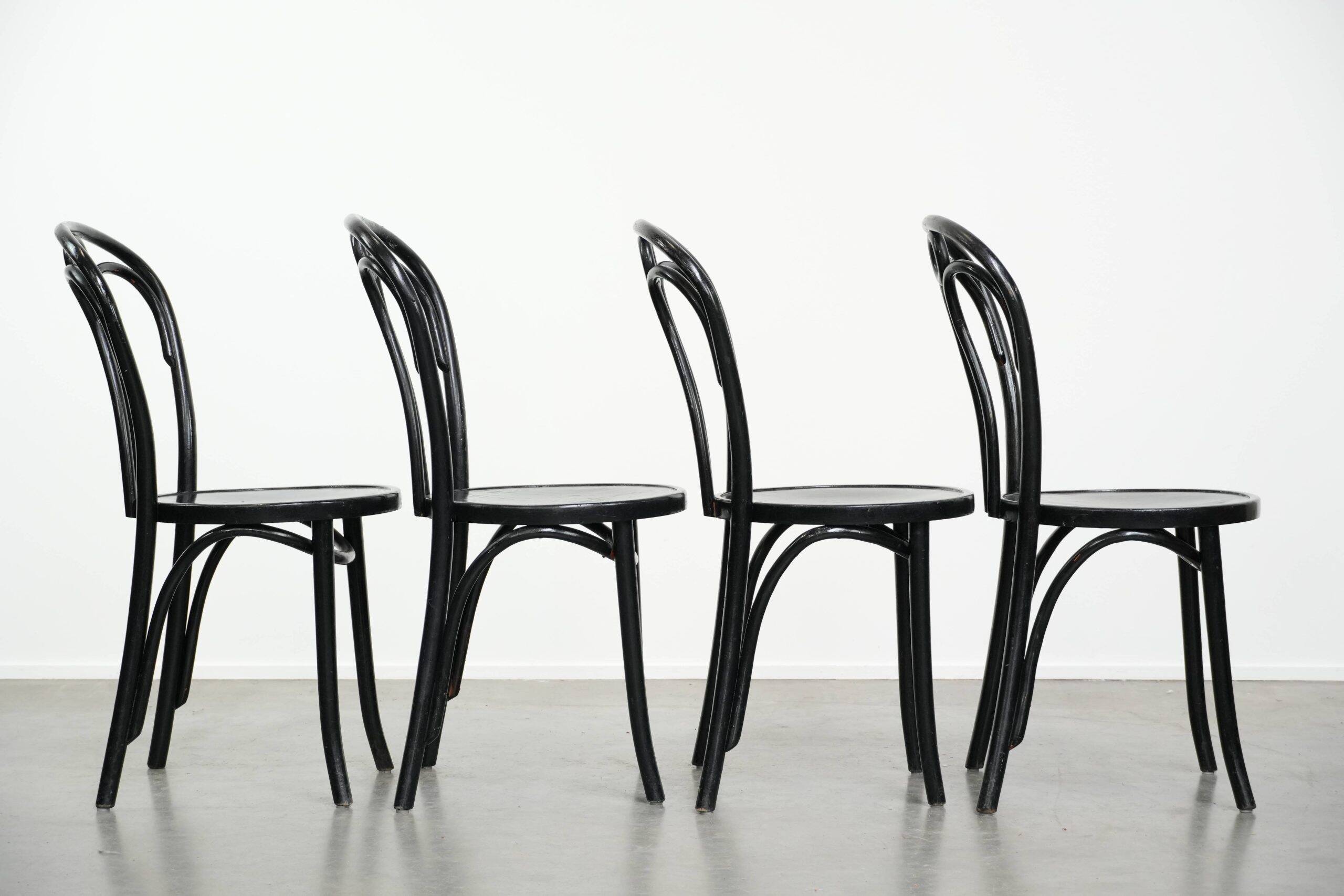 Ensemble de 4 chaises de bistrot noires de style Thonet vintage