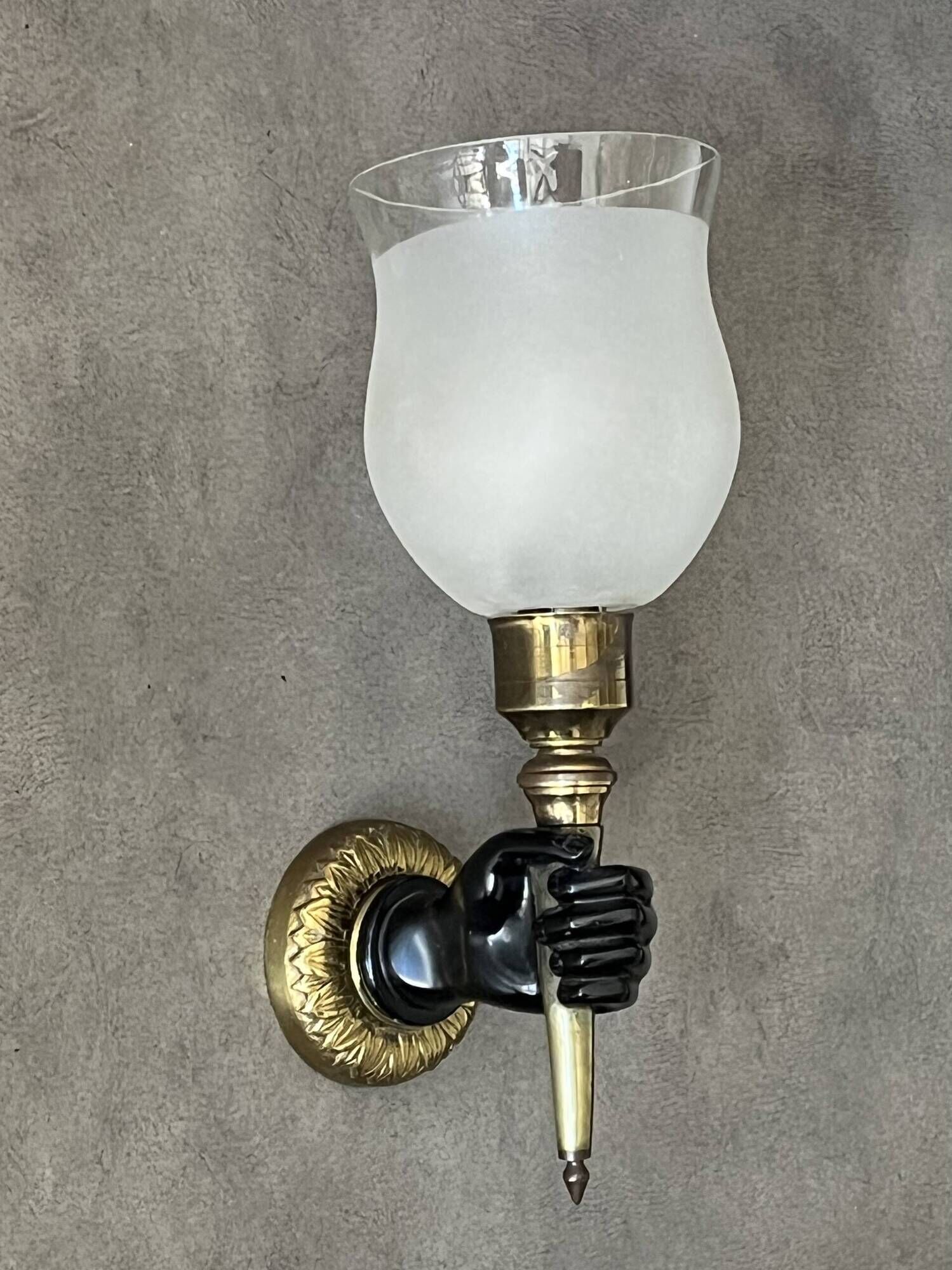Applique années 40 en bronze doré et patiné noir Très bon état.