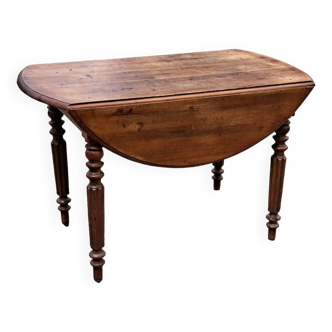 Antique round table with 2 flaps