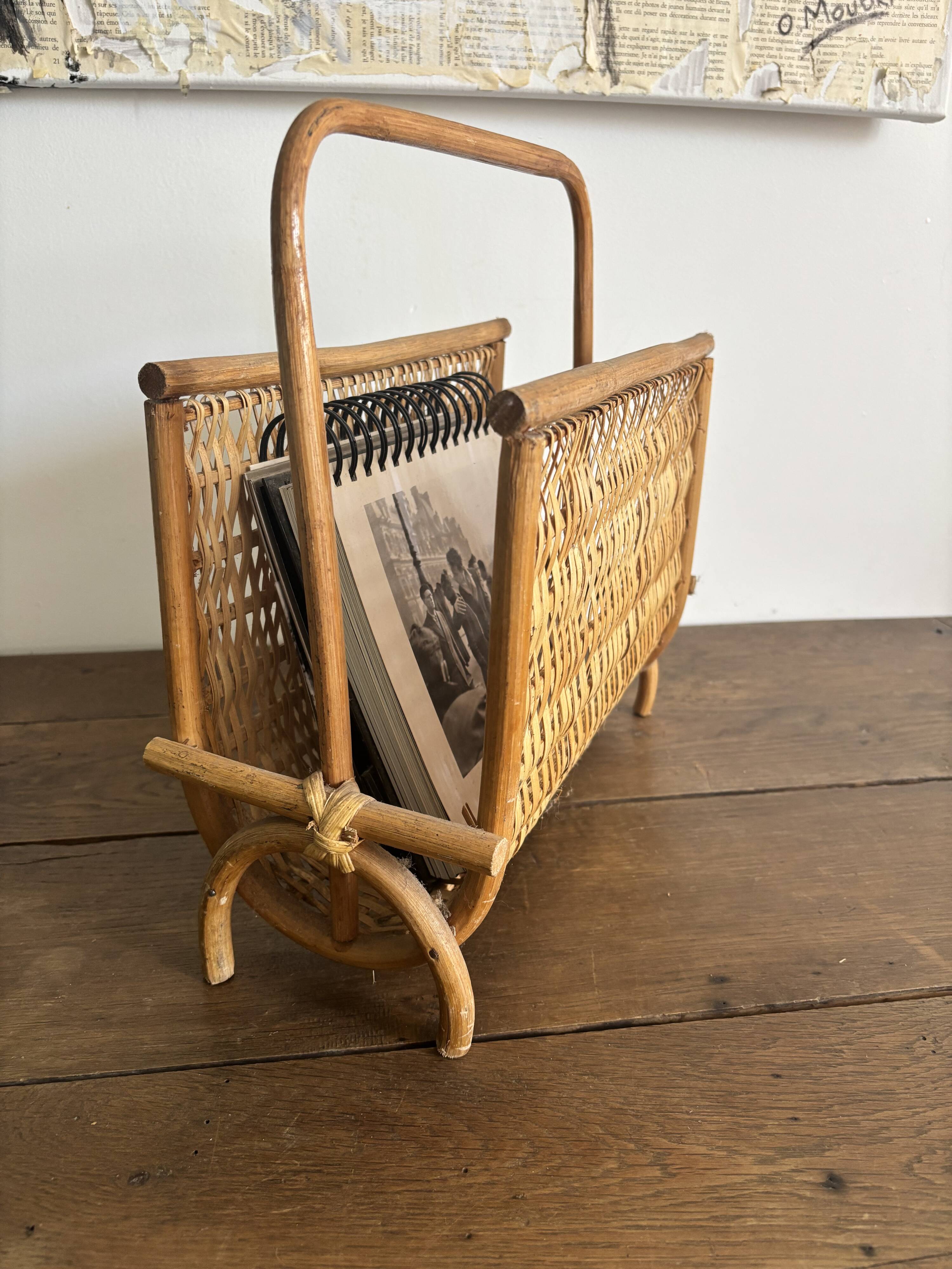 Porte-revues vintage en rotin naturel  des années 60