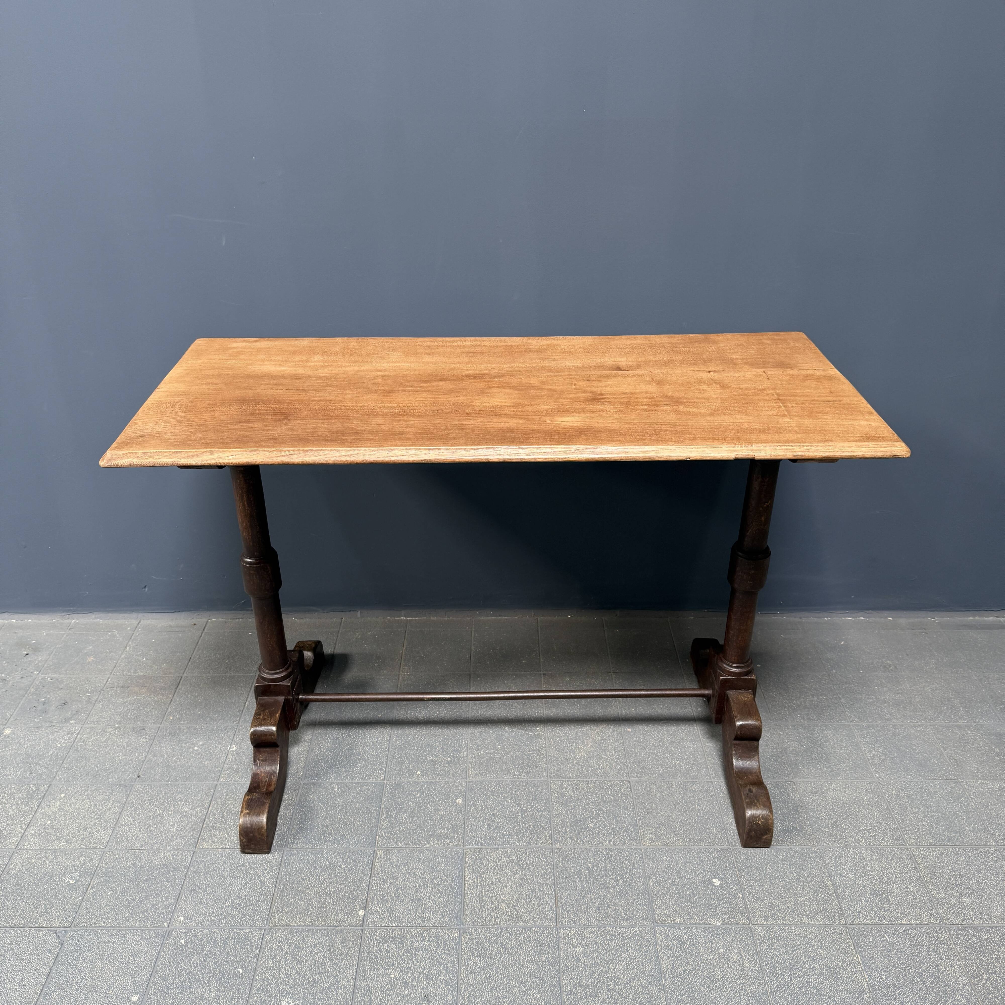 Table de bistrot ancienne française avec plateau en bois d'orme clair