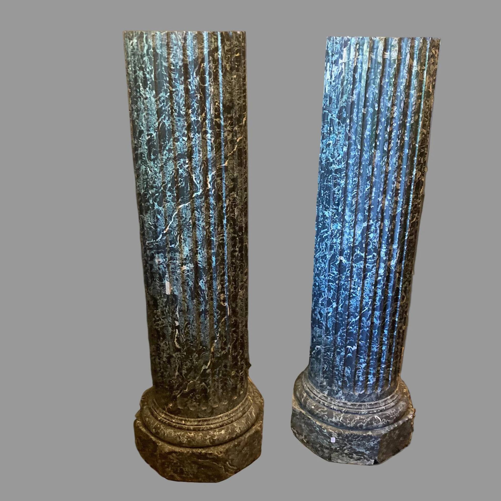 Paire de colonnes noires et vertes en scagliola 19e.