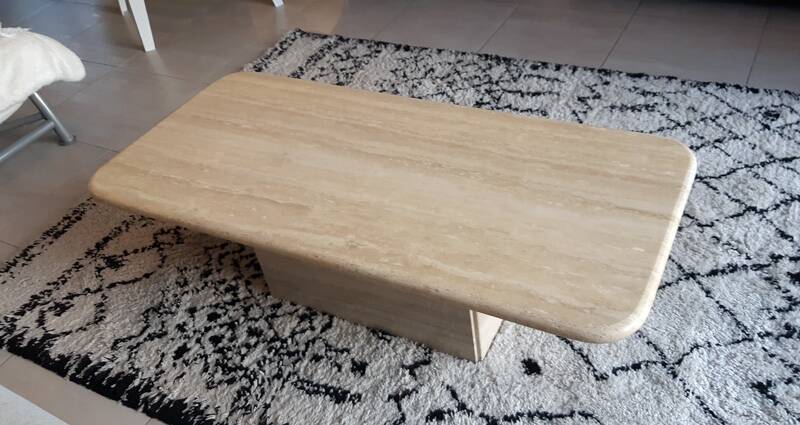 Table basse en travertin beige clair polie.