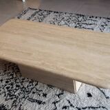 Table basse en travertin beige clair polie.