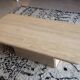 Table basse en travertin beige clair polie.
