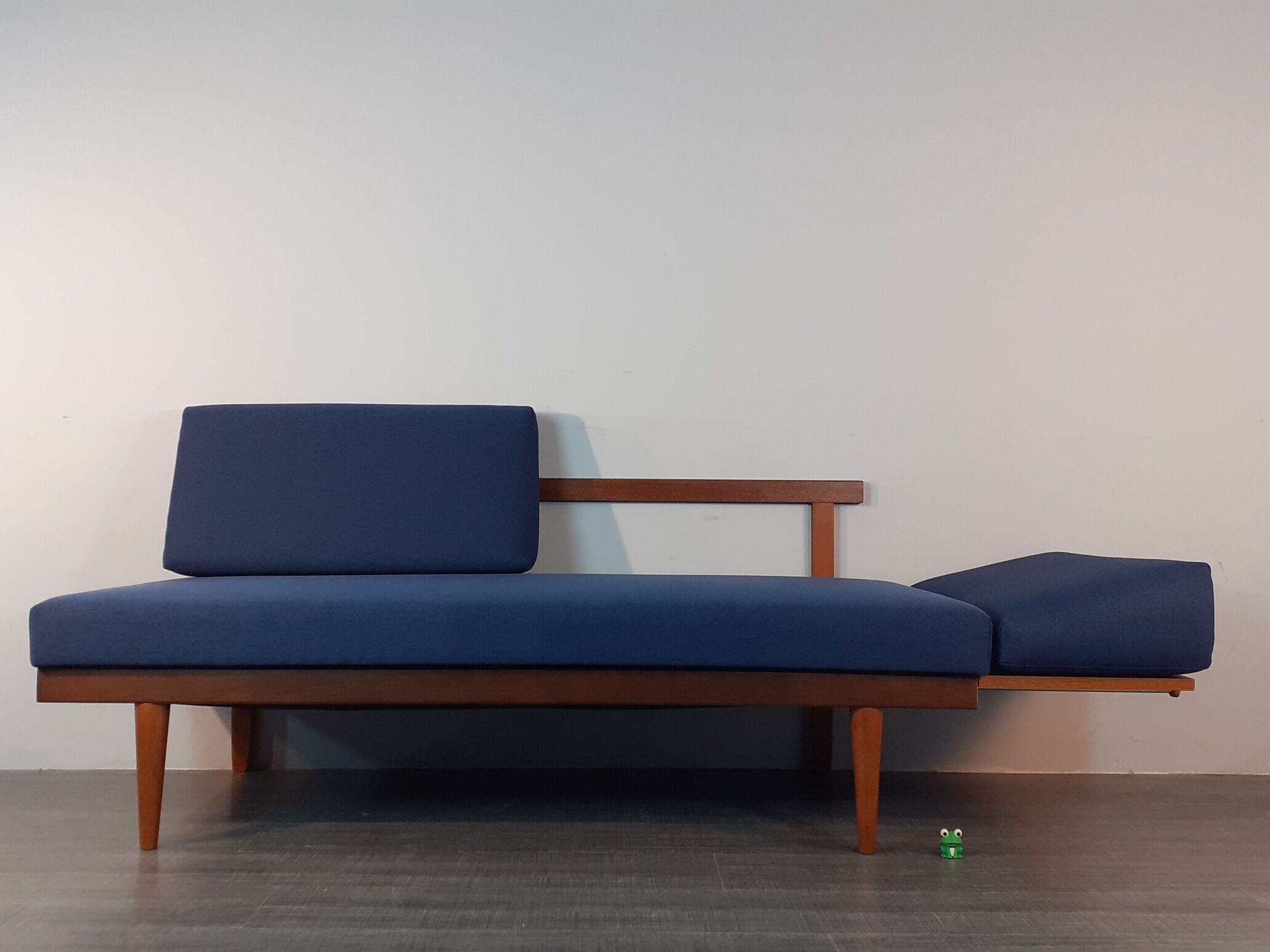 Norwegian daybed sofa by Ingmar Relling with tablet