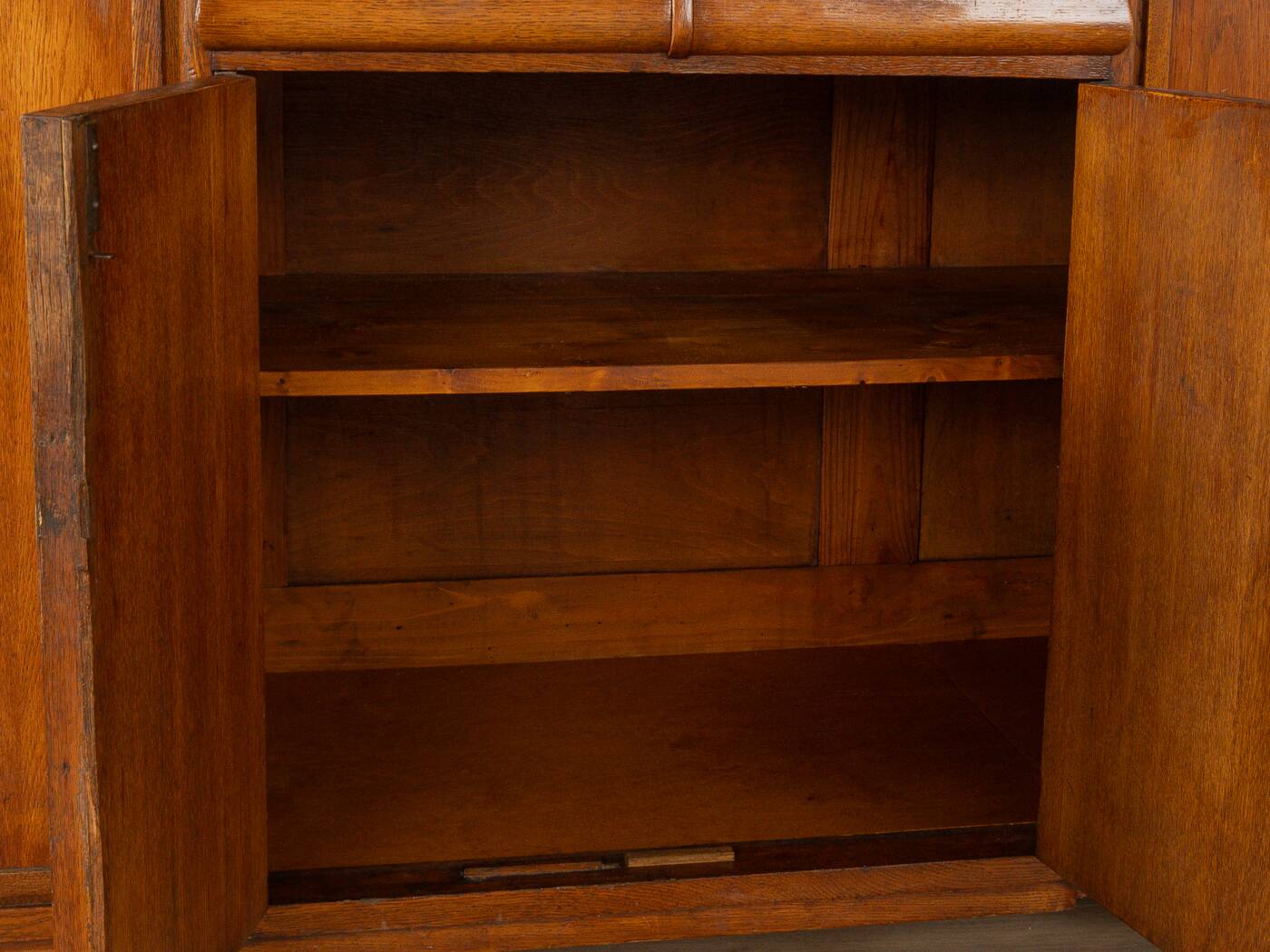 Wonderful two-piece kitchen cabinet from the 1920s