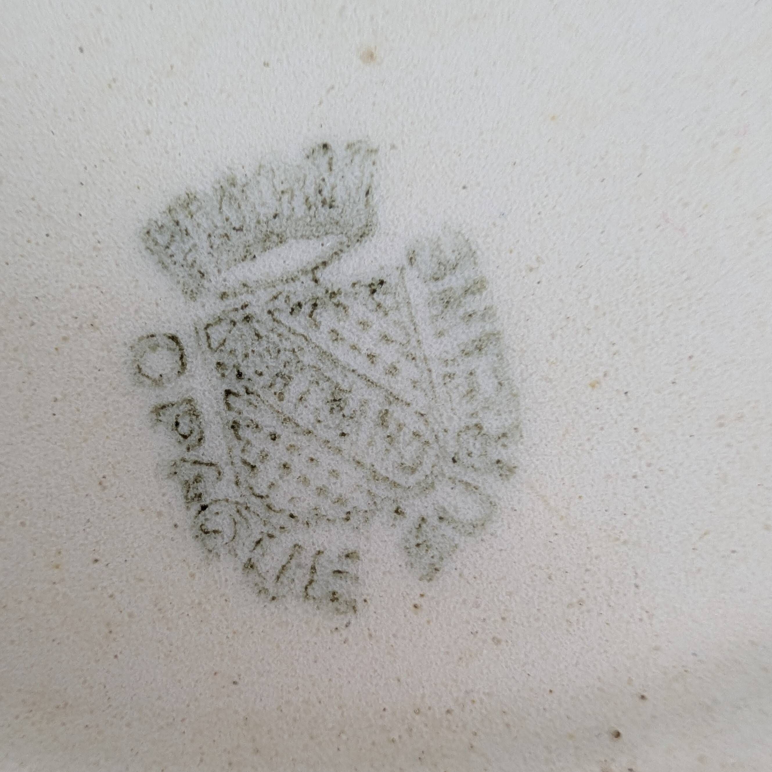 Plat creux ancien au coq rouge, décor éponge