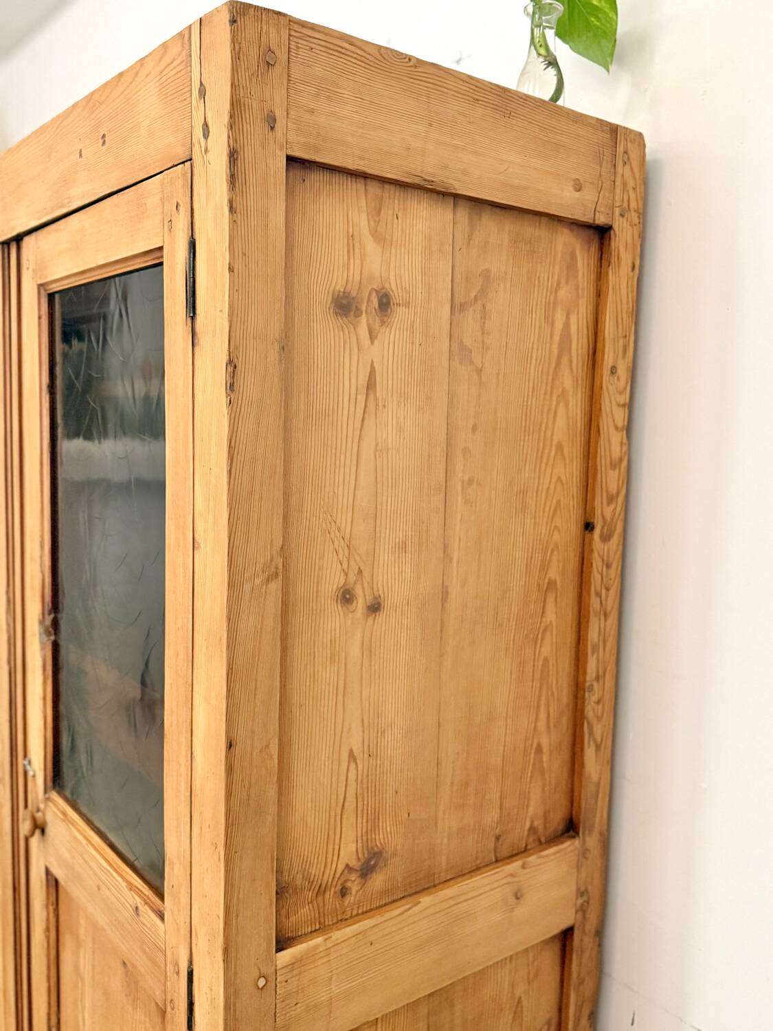 Glass-fronted cabinet in solid wood