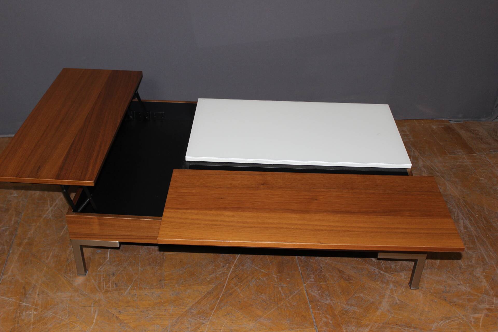 Coffee table model "Chiva" by Boconcept