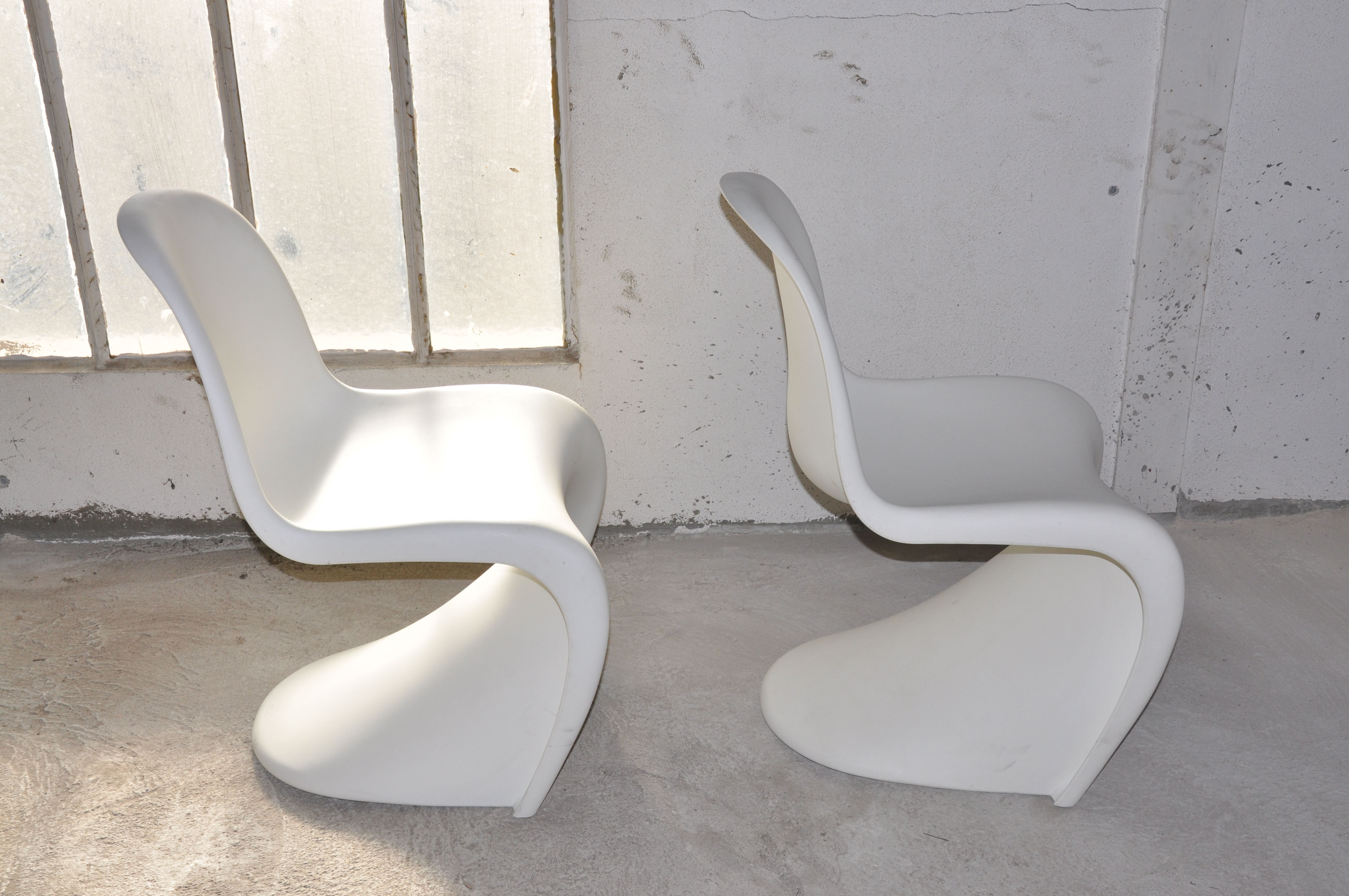Pair of white chairs S Panton Vitra