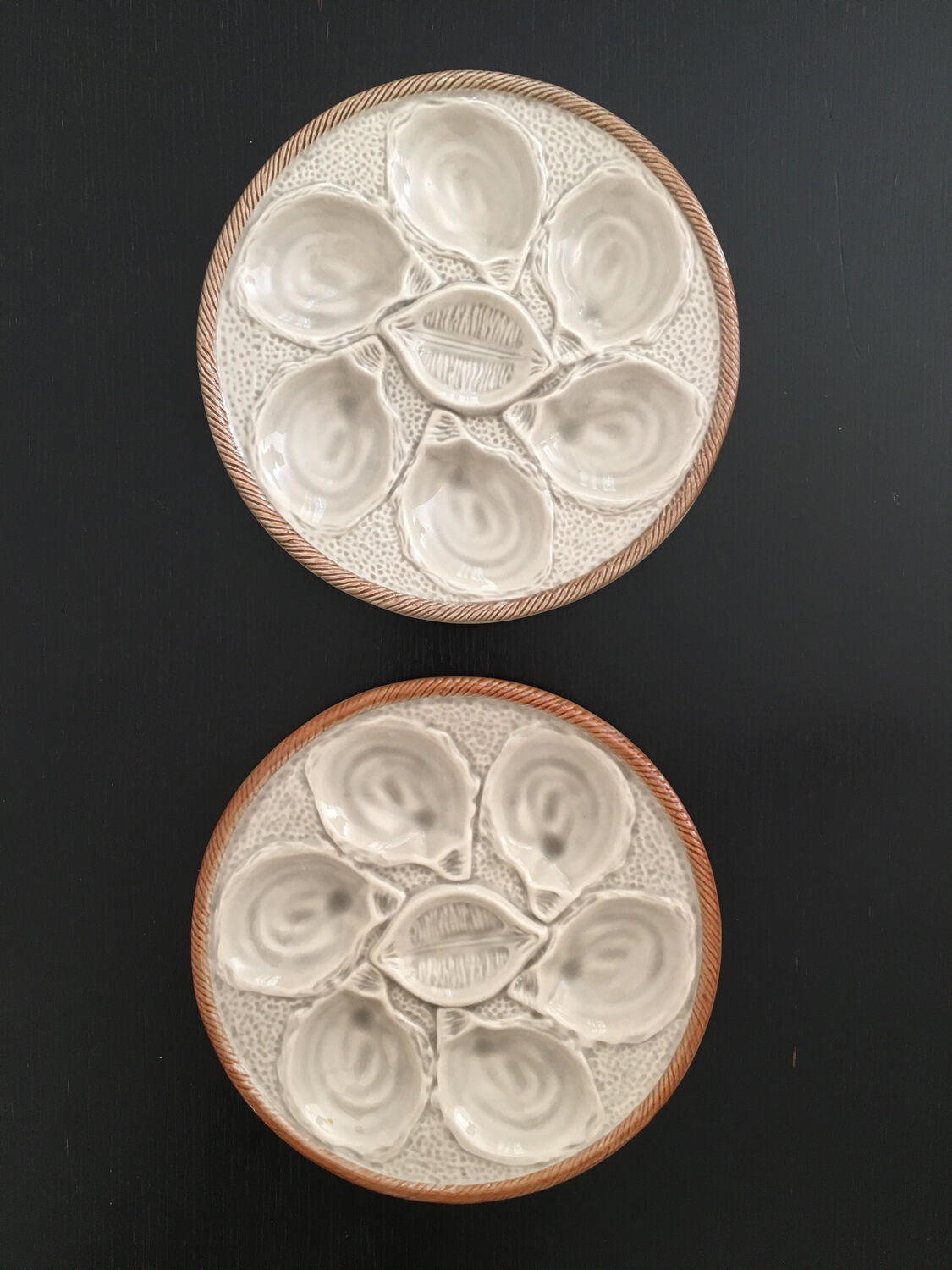 Lot de deux assiettes à huître