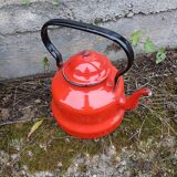 Théière ancienne en tôle émaillée rouge