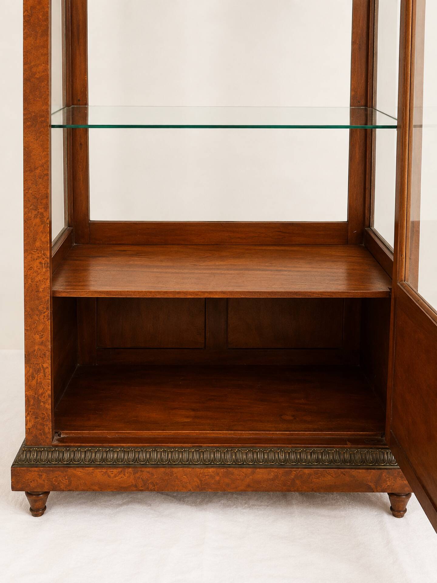 Vitrine ancienne en loupe d’orme et bronzés dorés - Style Napoléon III