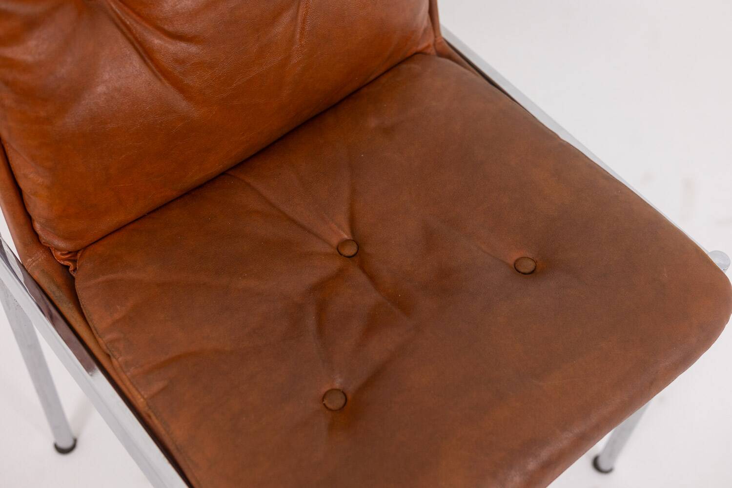 Série de 6 chaises en cuir et métal chromé, années 1970
