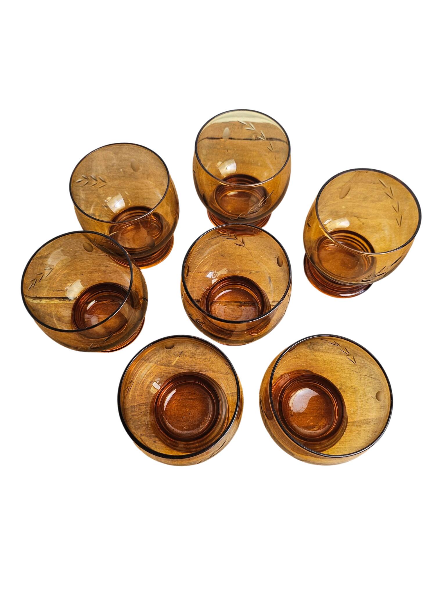 7 vintage engraved amber glasses – retro brown glass from the 70s