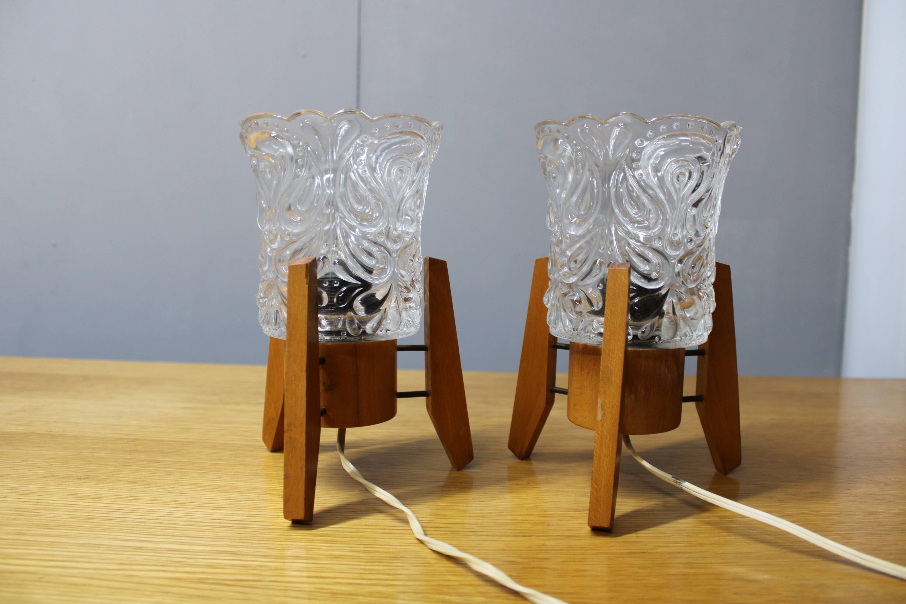 Paire de lampes de table en bois et verre jaune des années 1970 en style mid-century.