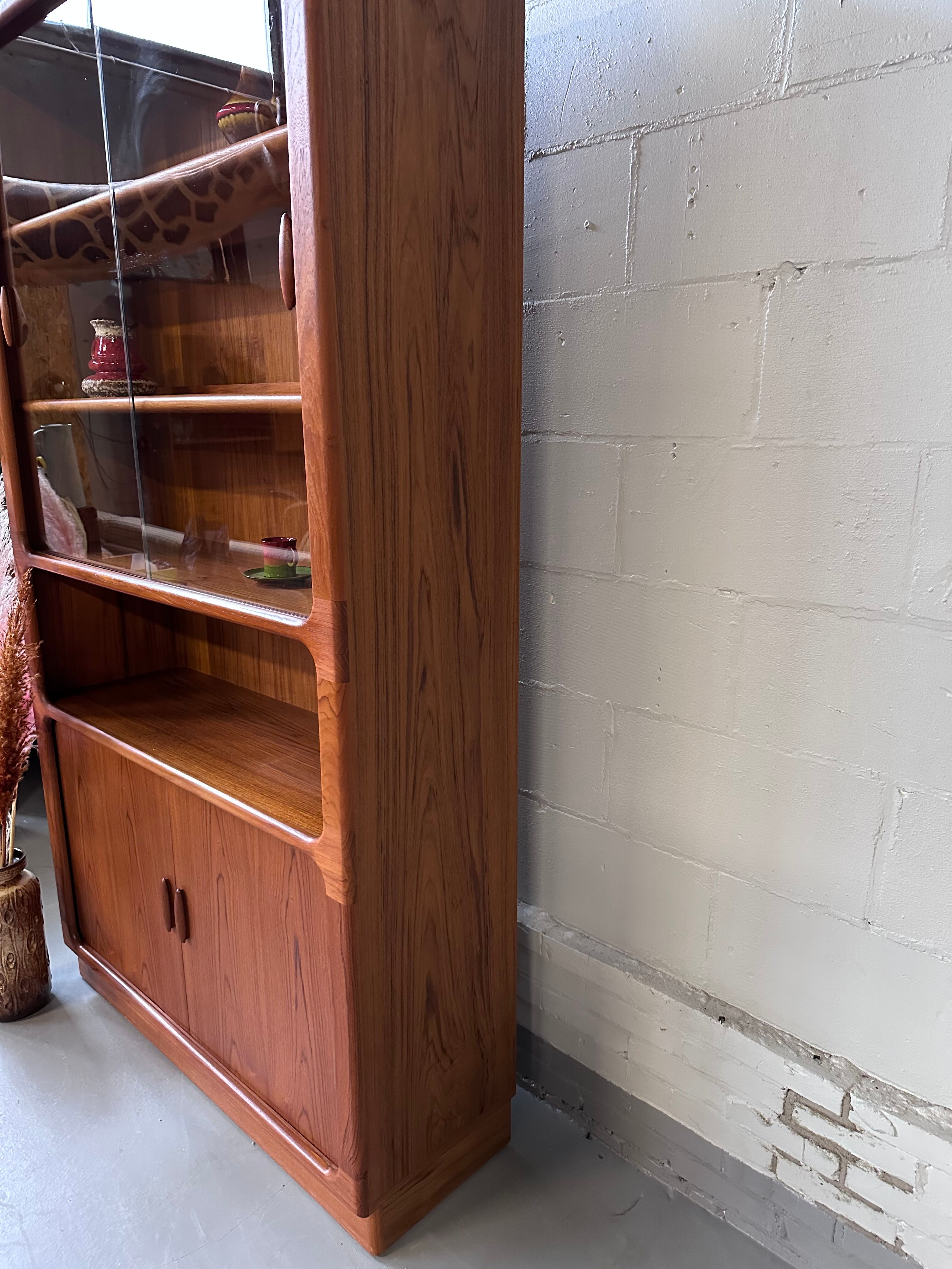 Dyrlund teak highboard closet