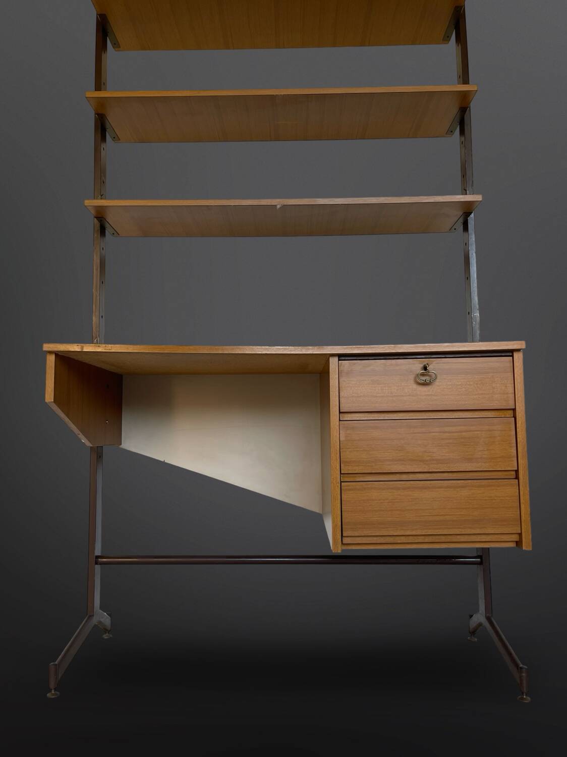 Bibliothèque italienne du milieu du siècle avec bureau.