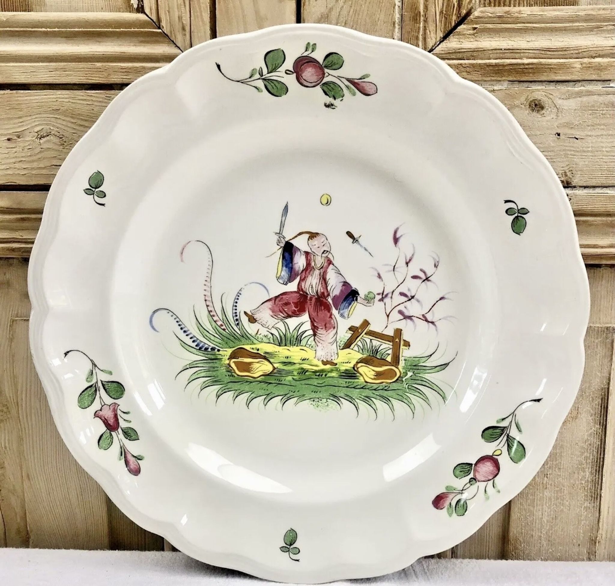 Hollow round dish décor with Chinese Saint Clément Lunéville