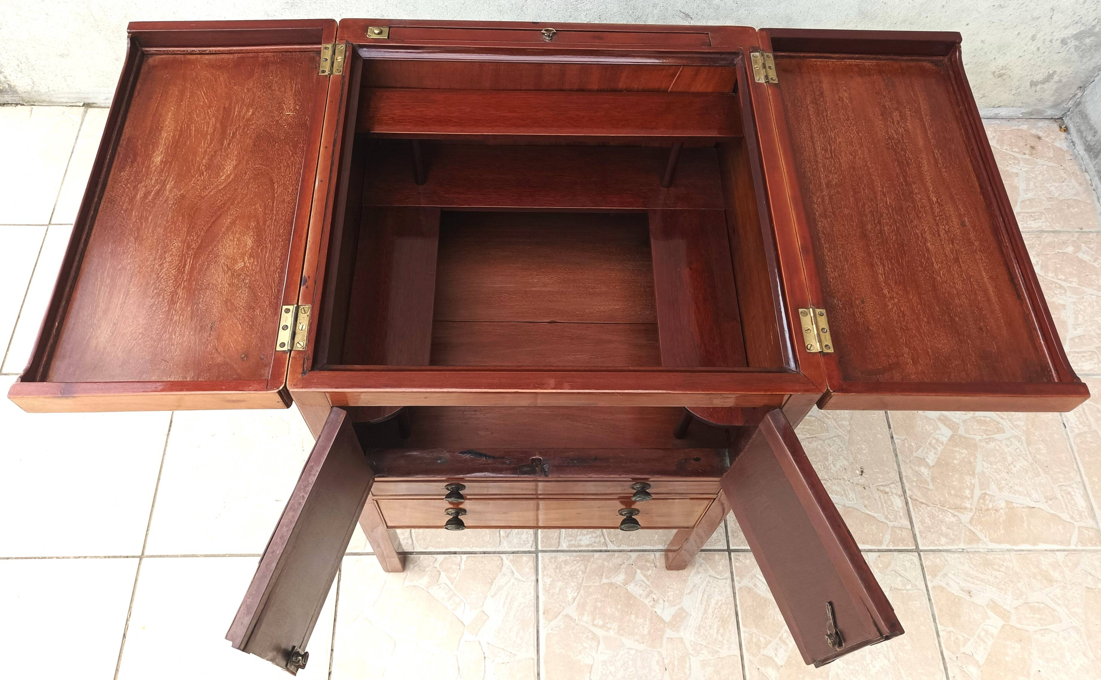 Meuble de barbier ou bar anglais en acajou