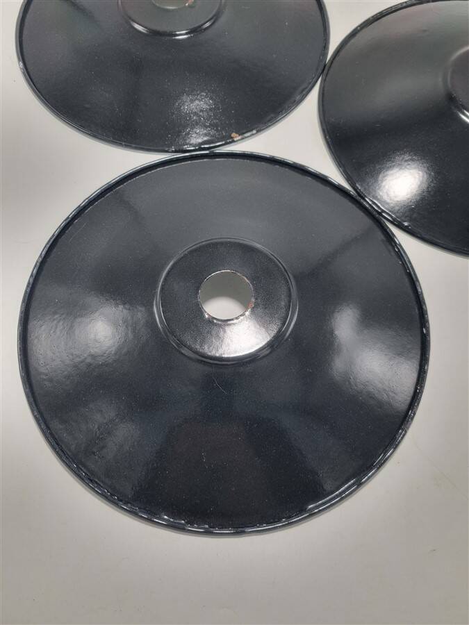 Suspensions in black enamelled sheet metal