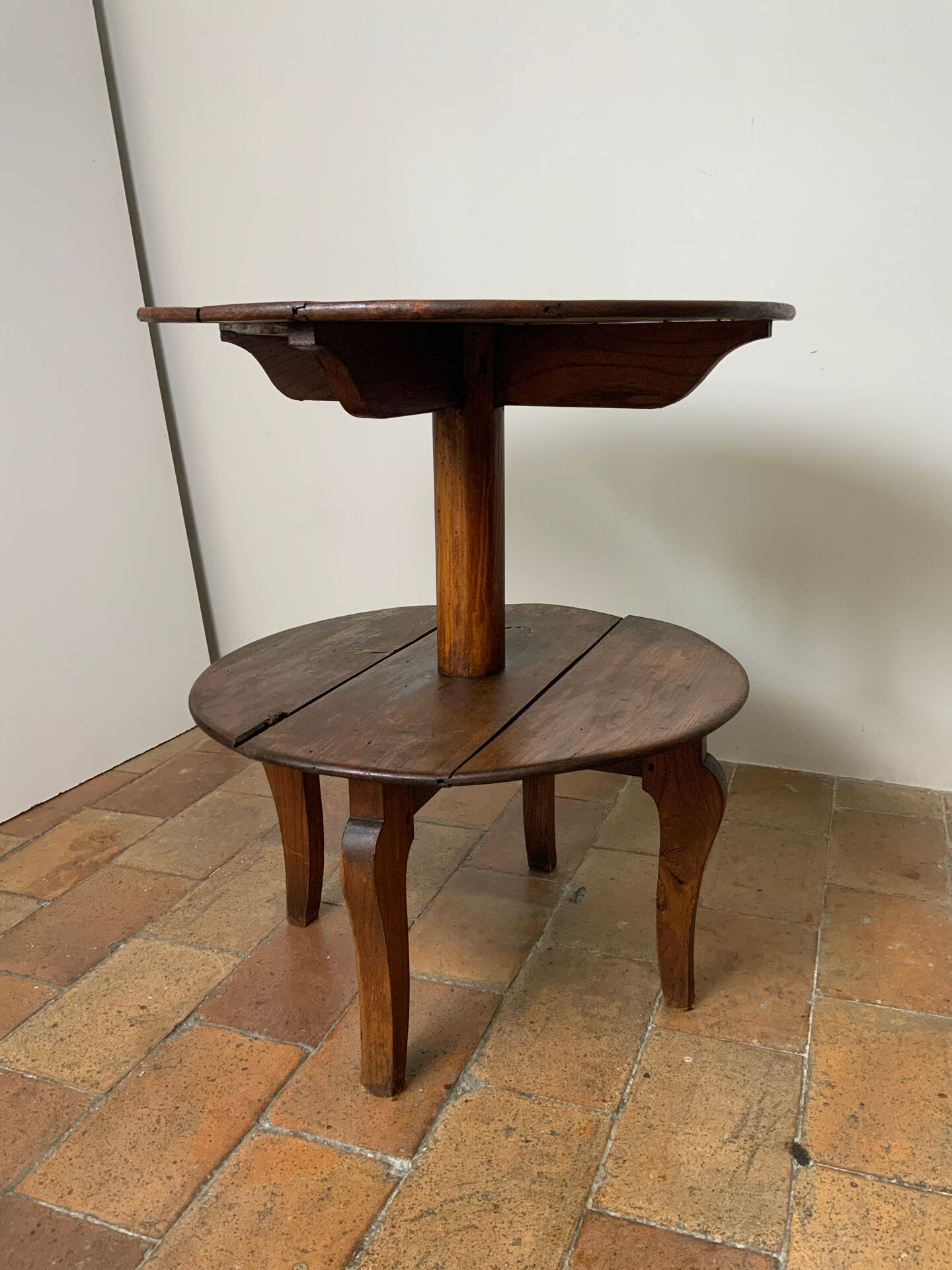 Side table or pedestal table