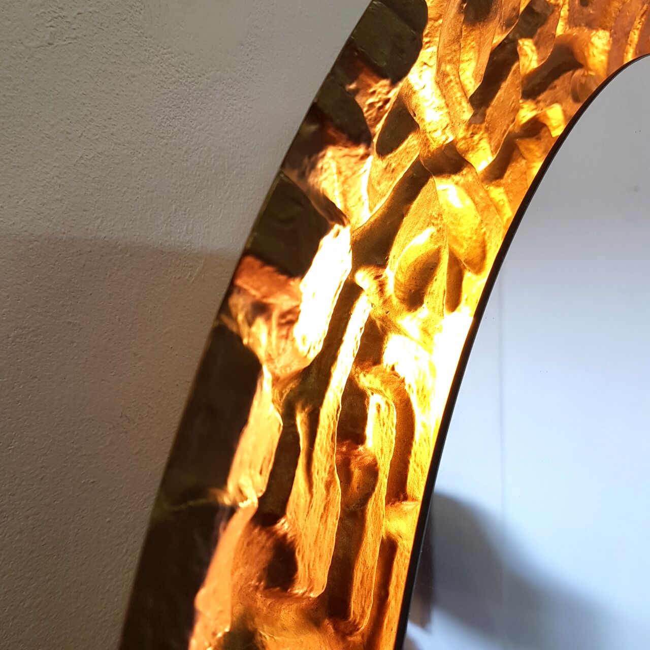 Miroir avec contour or résine, années 1960 - 57x69cm