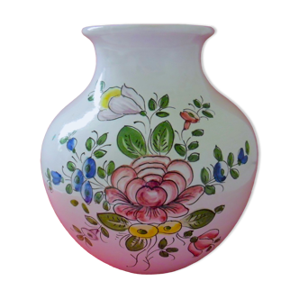 Vase pansu à décor floral sur couverte blanche