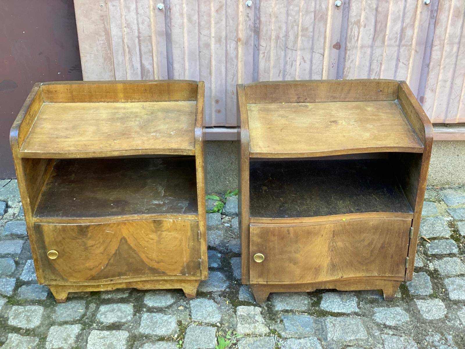 2 Art Deco bedside tables from the 1960s in walnut.
