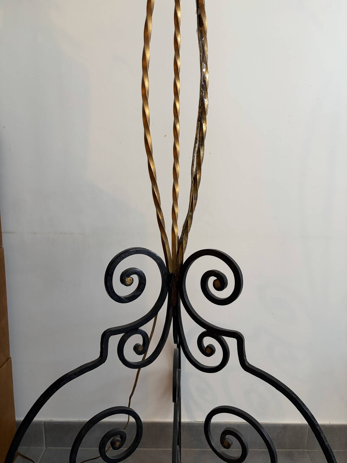 Vintage floor lamp in wrought iron and opaline.