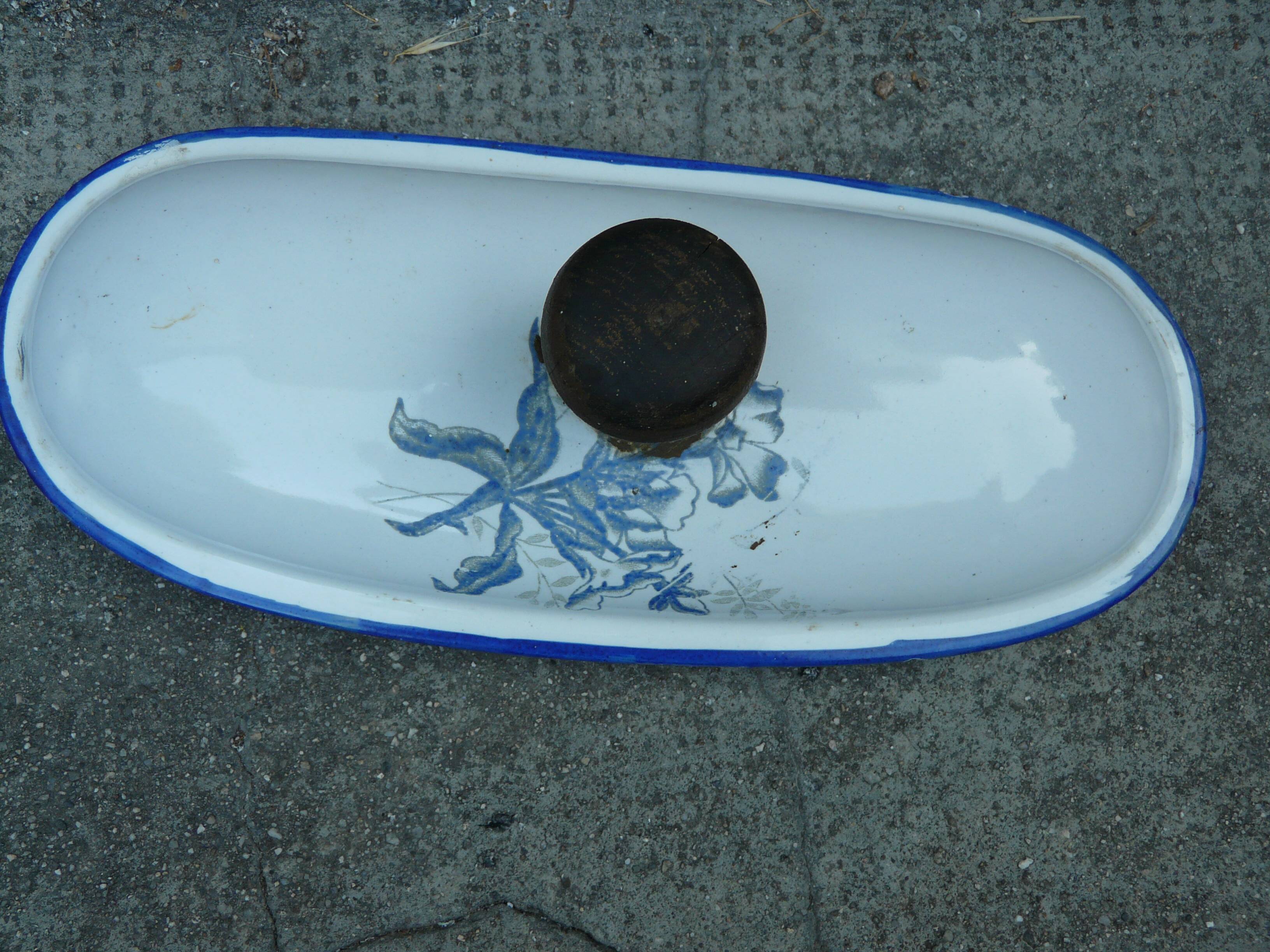 Fontaine murale en tôle émaillée décor de fleurs bleues sur fond blanc