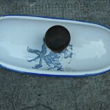 Fontaine murale en tôle émaillée décor de fleurs bleues sur fond blanc