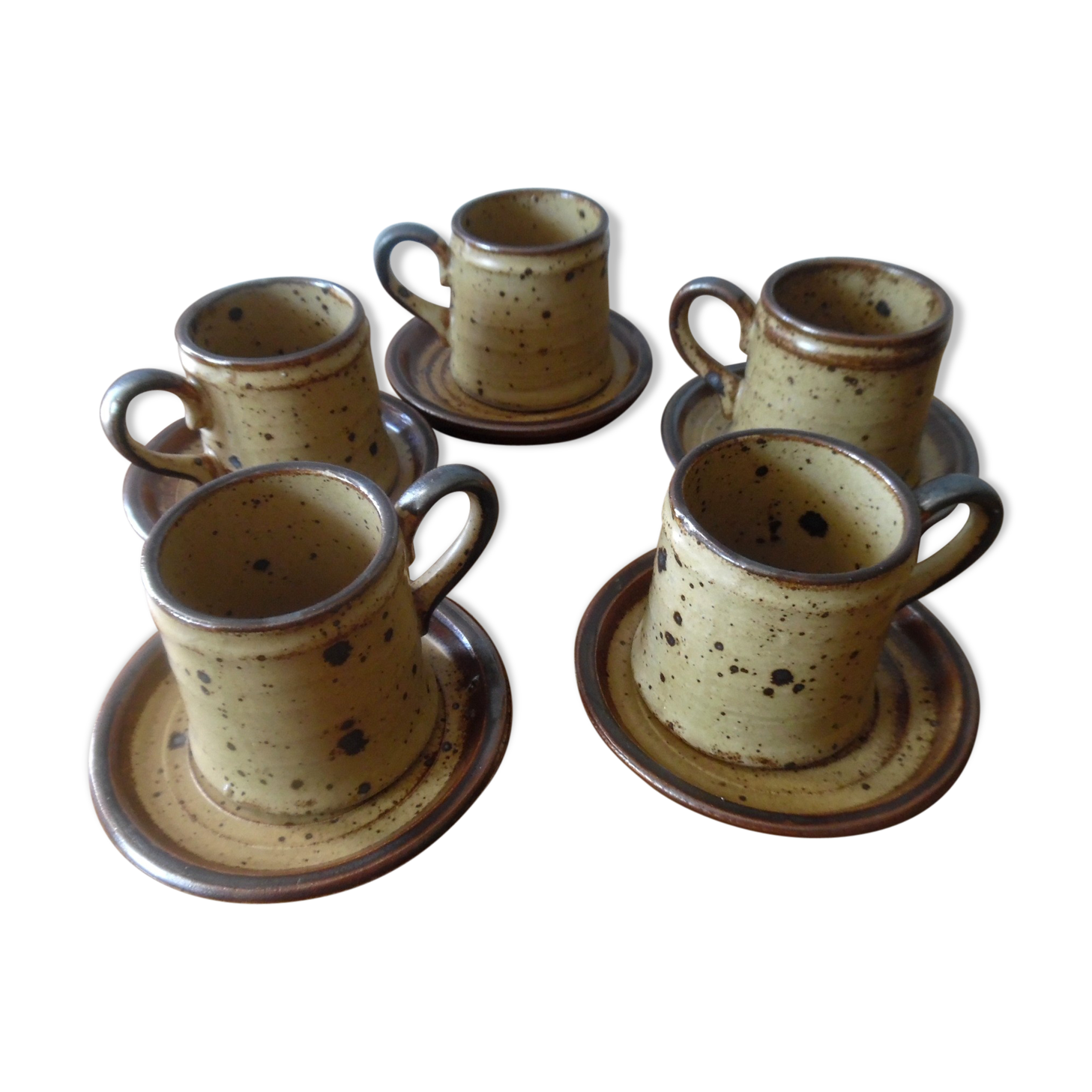 Tasses à café et soucoupes en grès