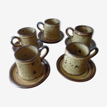 Coffee cups and saucers in sandstone