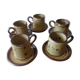 Tasses à café et soucoupes en grès