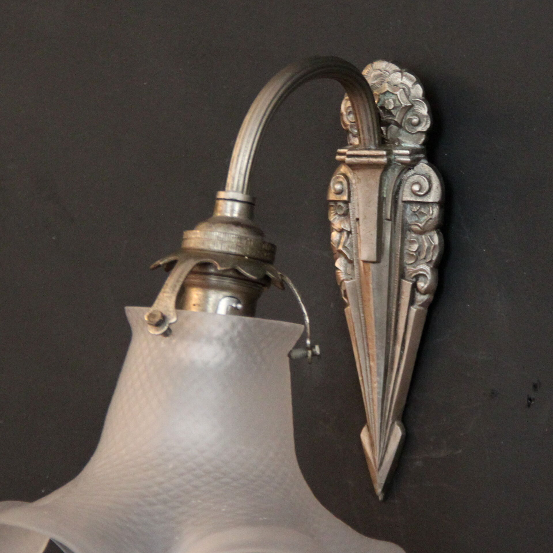 Applique murale en laiton chromé tulipe ancienne en verre vintage