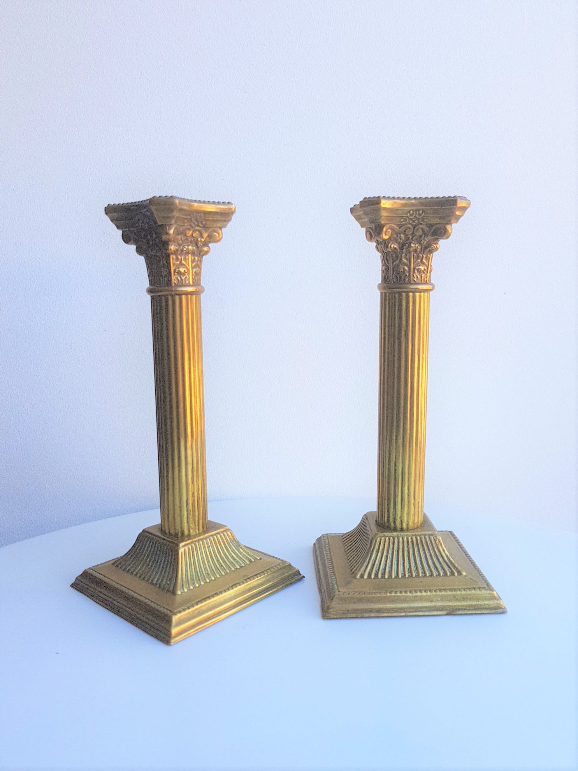 Paire de bougeoirs colonnes en laiton et bronze