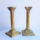 Paire de bougeoirs colonnes en laiton et bronze