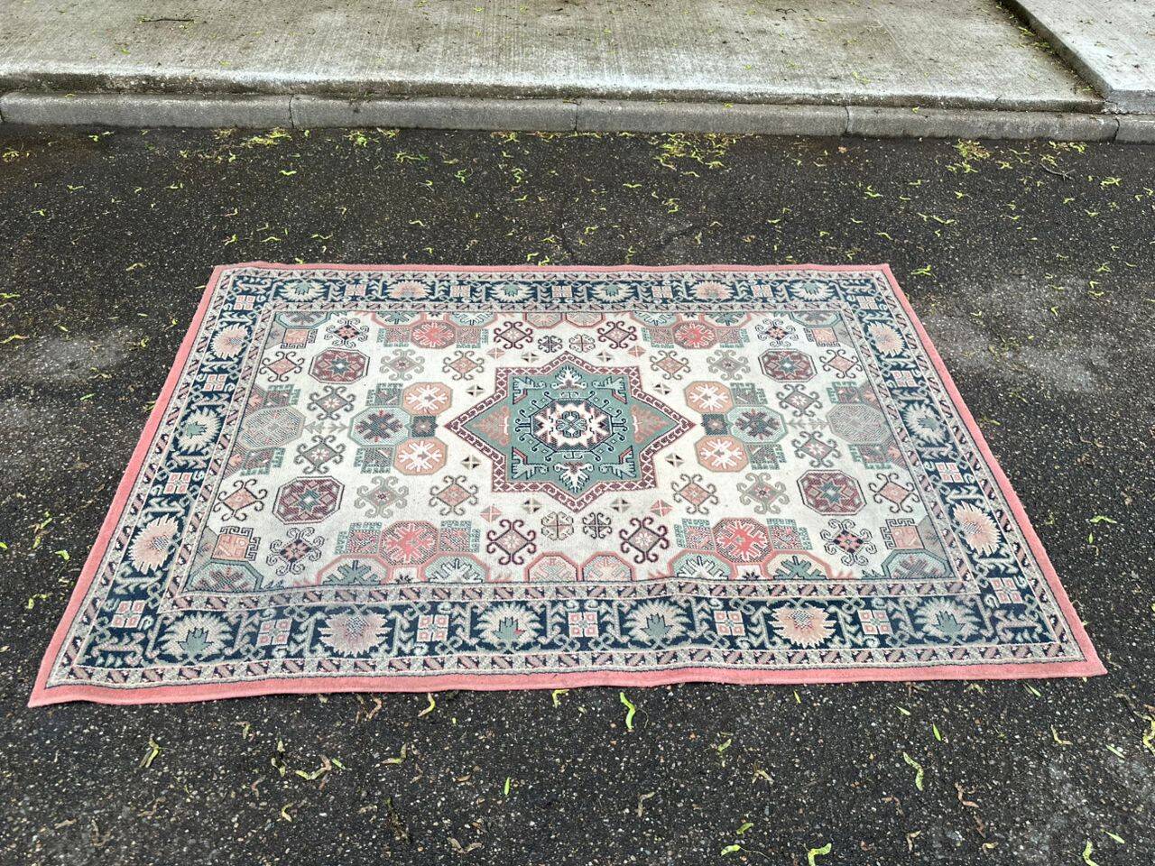 Vintage oriental rug in burgundy red, 133x196cm.