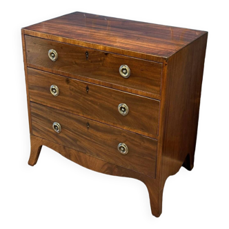 Small mahogany chest of drawers